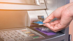 vkladanie kreditnej karty do bankomatu