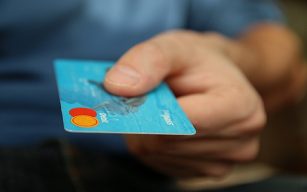 kreditná, debetná karta v ruke